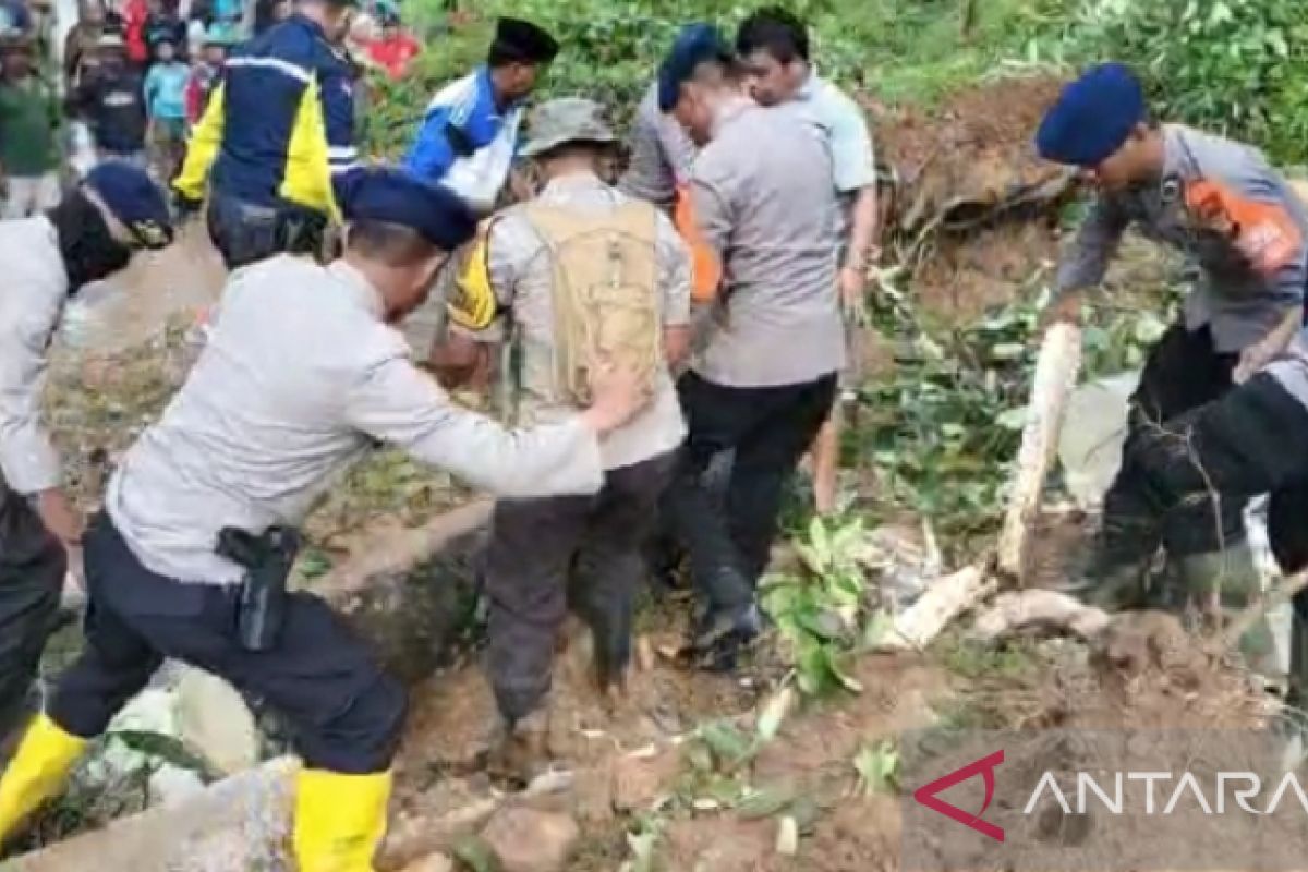 Jalan Poros Malino masih tertimbun material longsor