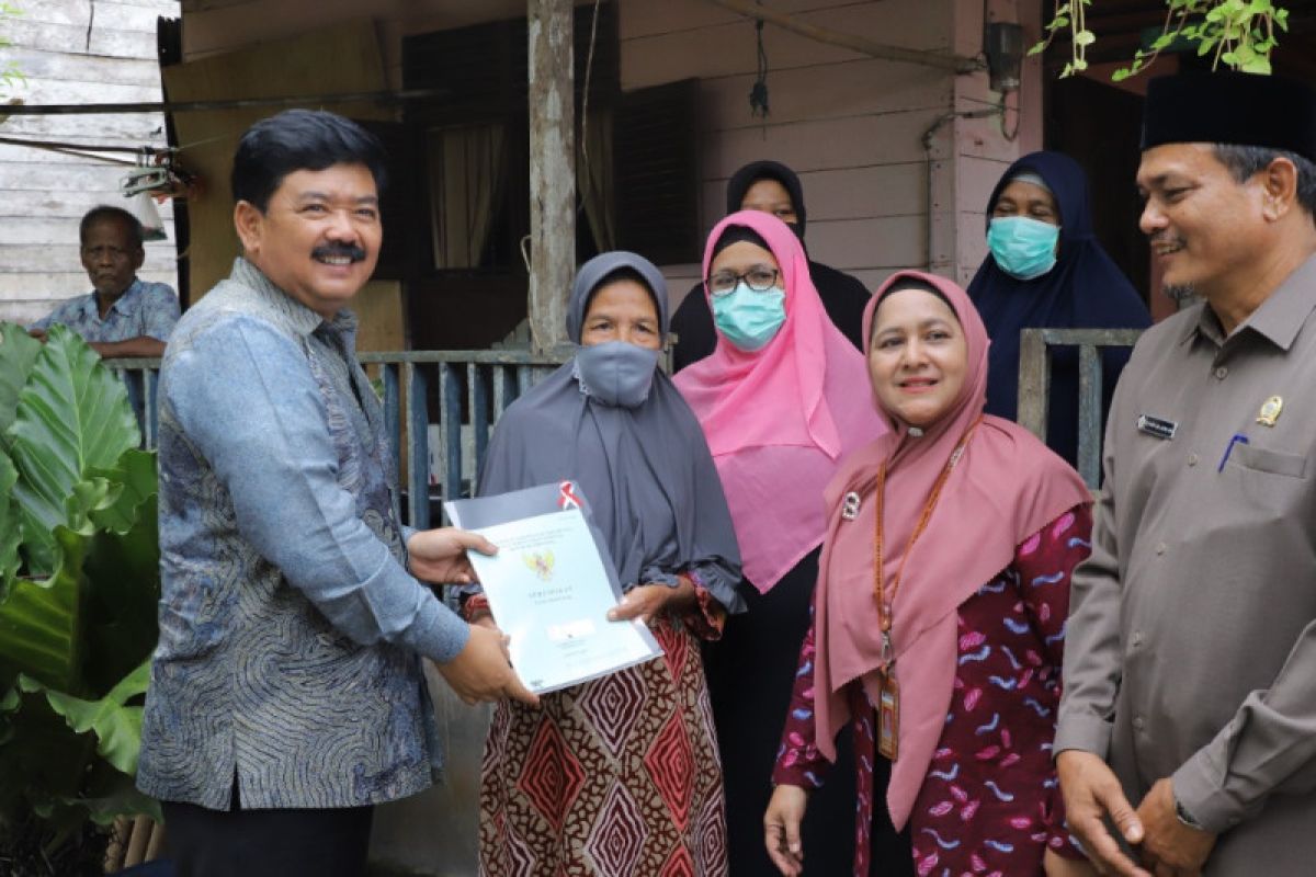 Minister Tjahjanto presents land certificates to Aceh residents