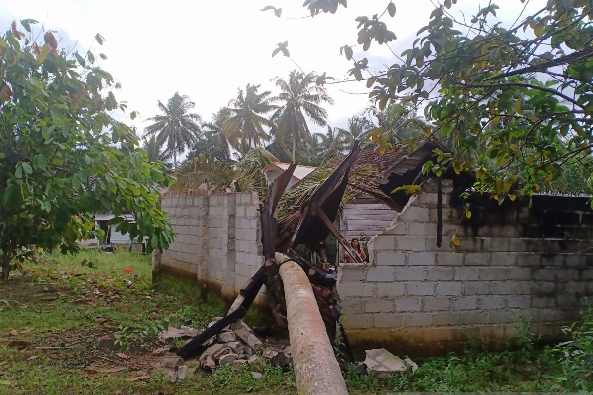 Puluhan rumah di Bangka rusak akibat angin kencang