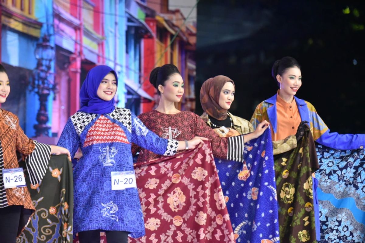 Mengenalkan batik khas Surabaya lewat peragaan busana hingga konser musik