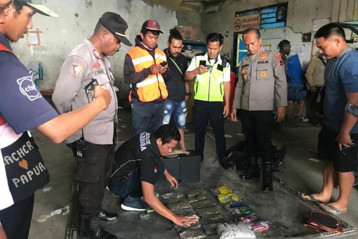 Polisi Jayawijaya gagalkan penyelundupan ganja lewat pesawat