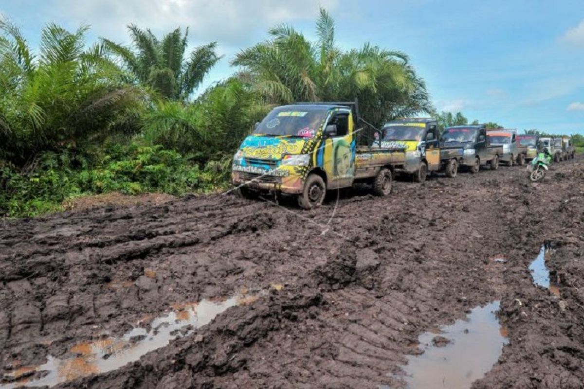 Jalan berlumpur di Tanjungjabung Timur Jambi