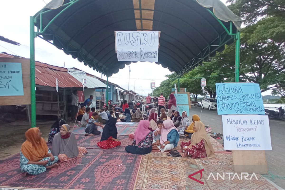 Tolak digusur, pedagang kecil mogok makan