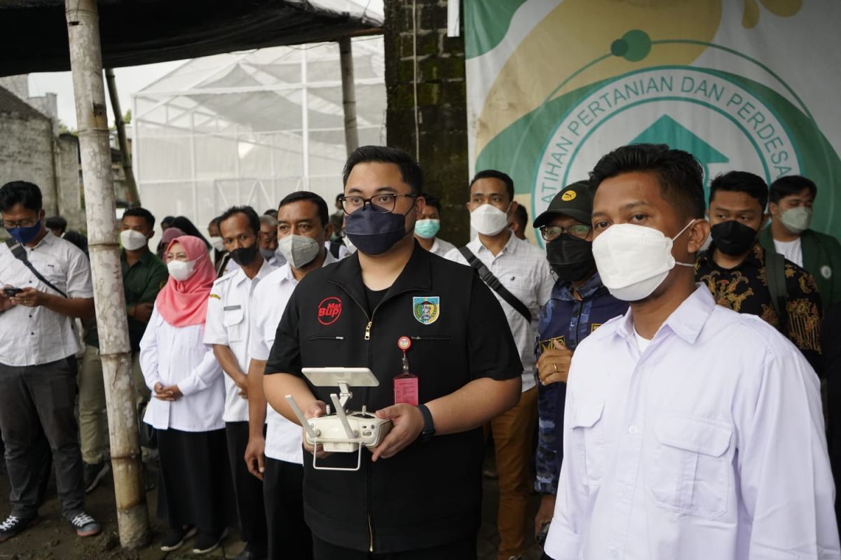 Penyebaran pupuk lahan pertanian gunakan "drone"