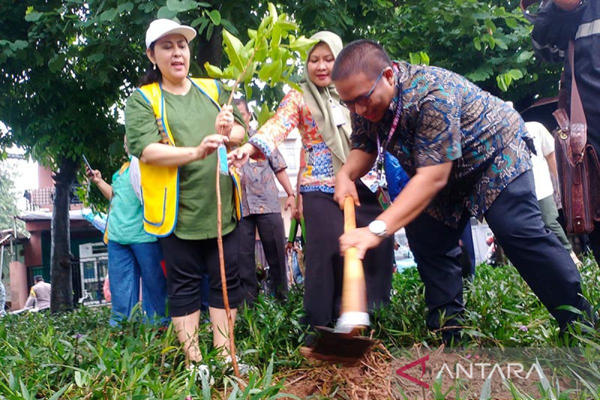 Pemkot Jakpus tanam ratusan pohon di pinggir Kali Sentiong