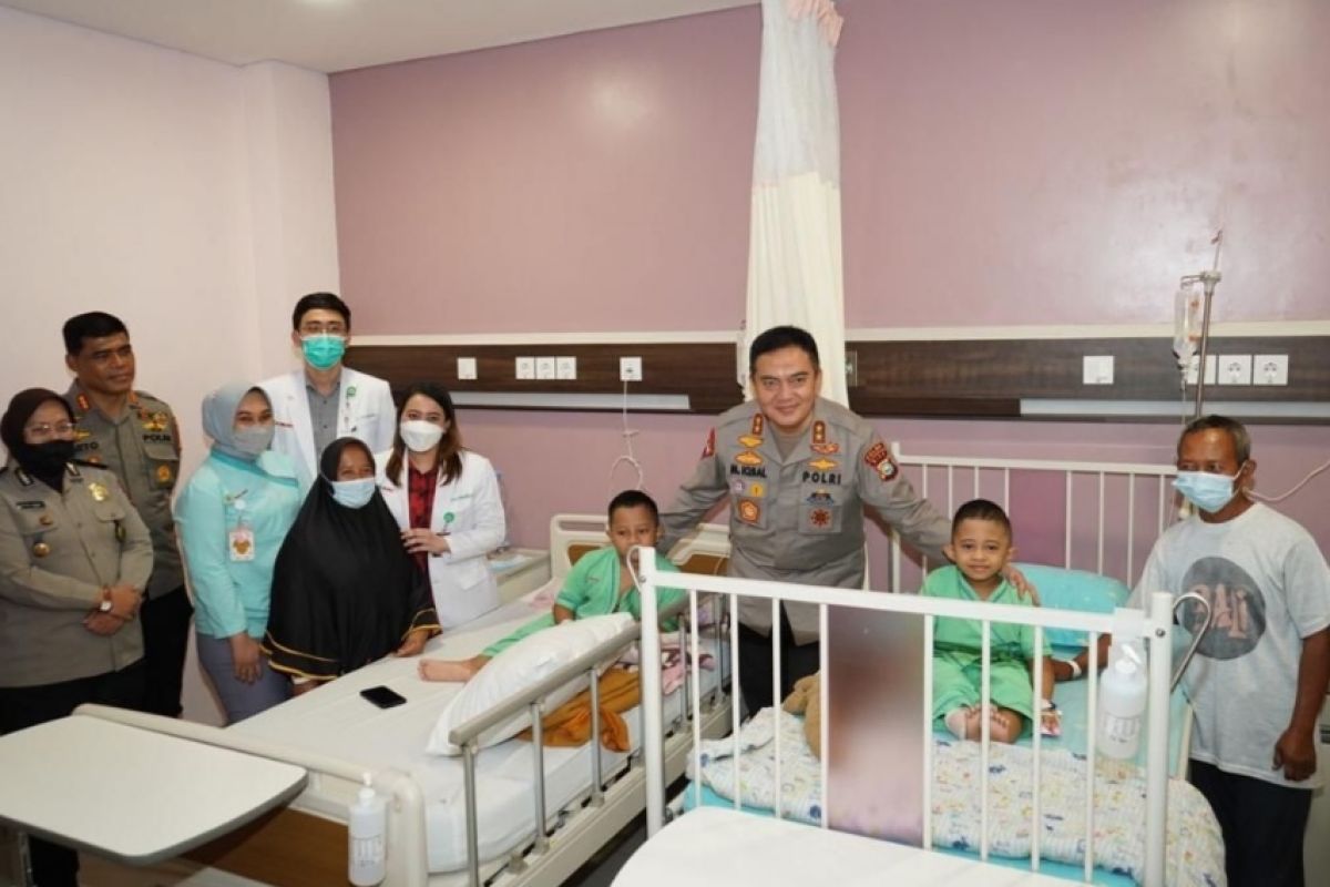 Senyum kakak beradik penderita kelainan tulang sambut kedatangan Kapolda Riau