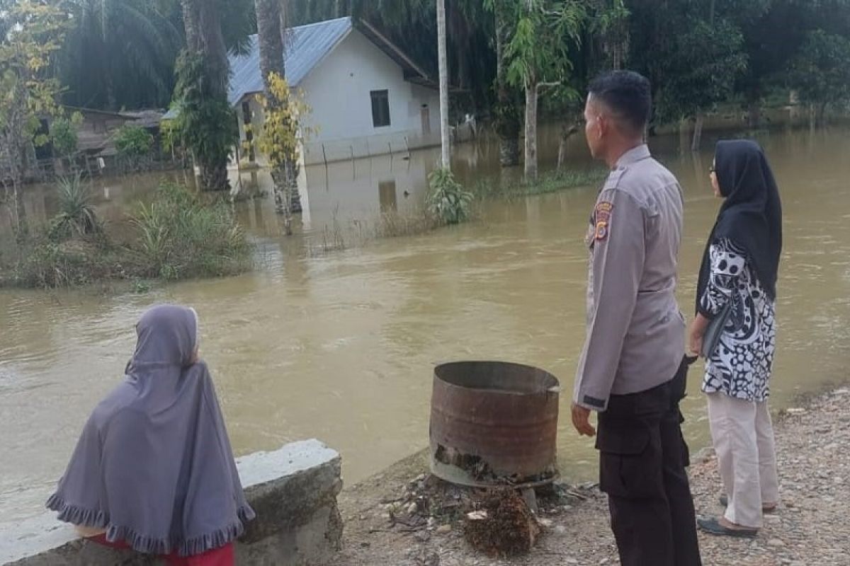 Personel polisi disiagakan pantau debit air sungai di hilir Aceh Tamiang