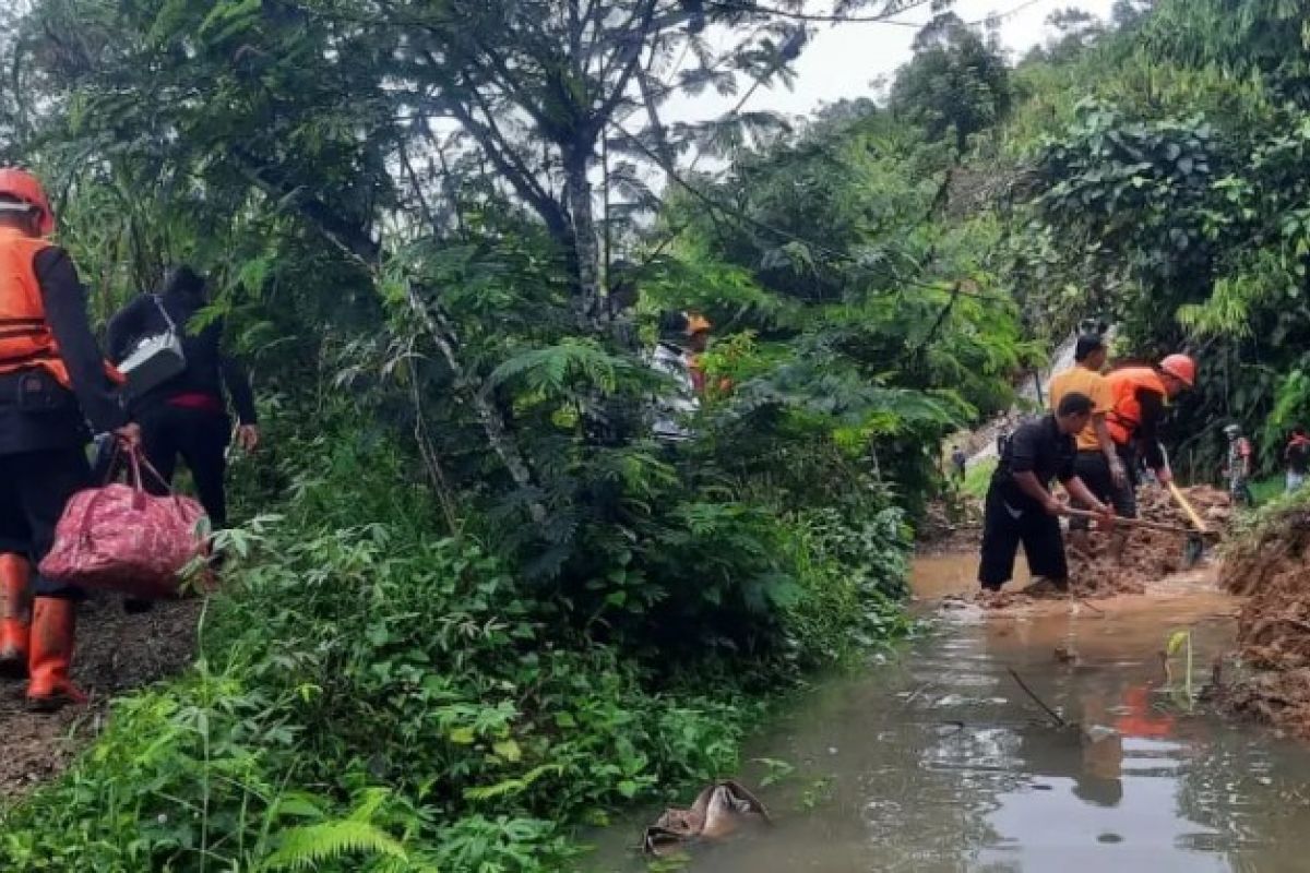 Brimob Sumut bantu masyarakat bersihkan material longsor di Tapanuli Selatan