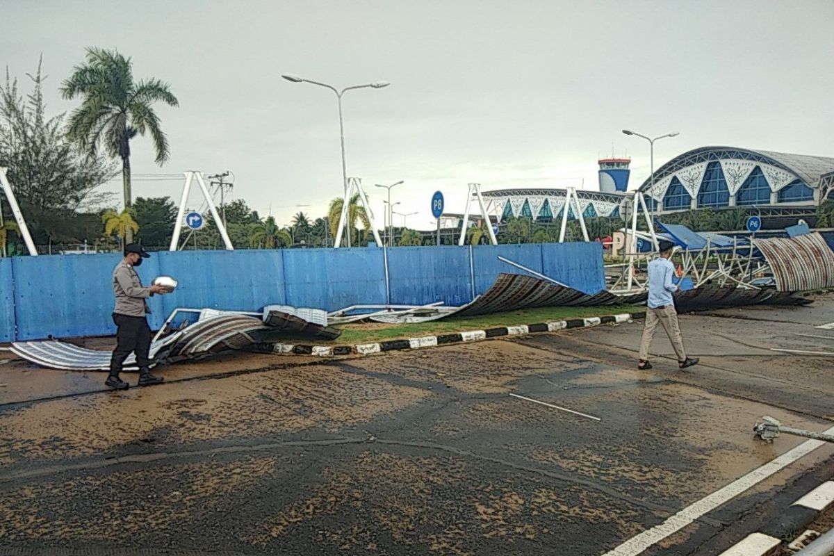 Kanopi pejalan kaki Bandara Supadio roboh dihempas puting beliung