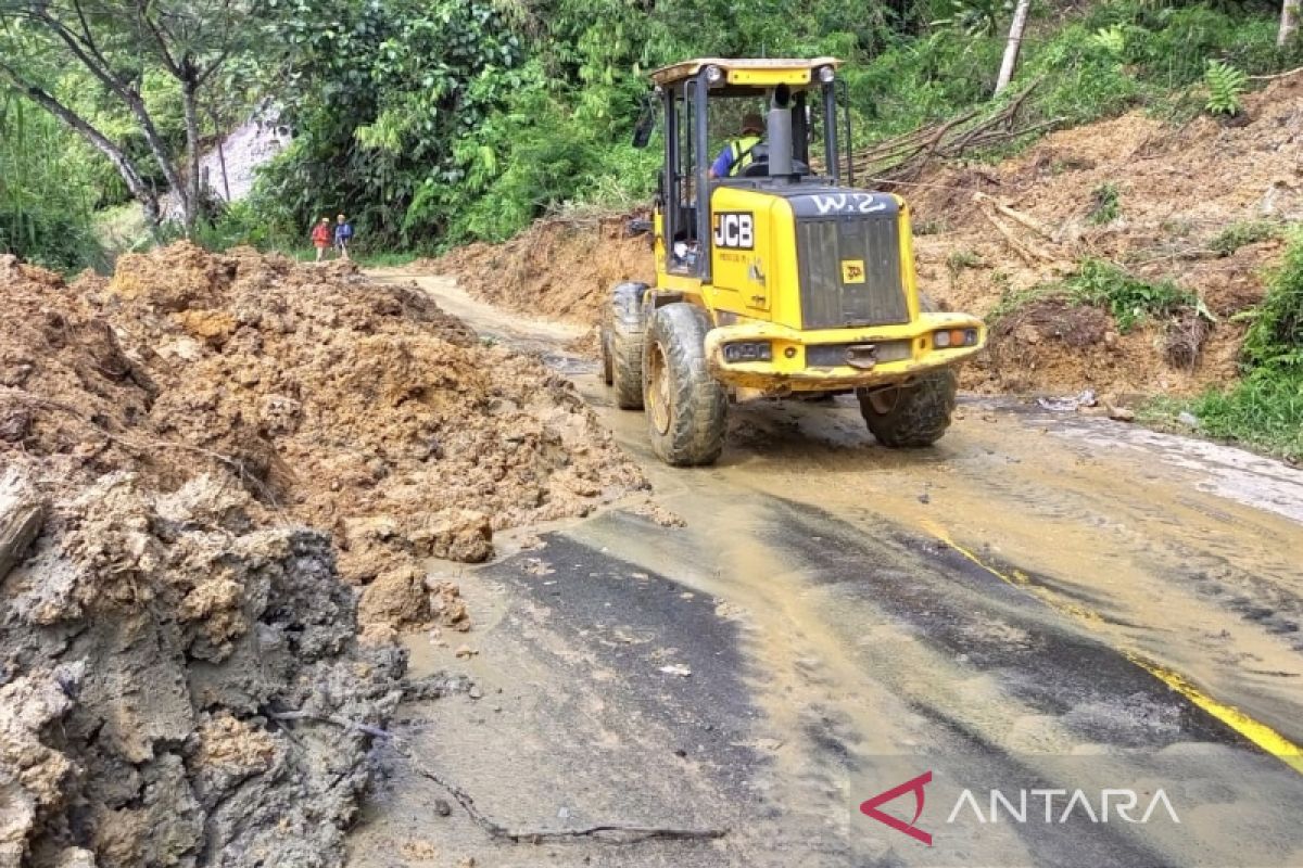 BPBD: Badan Jalinsum di Sipirok juga longsor