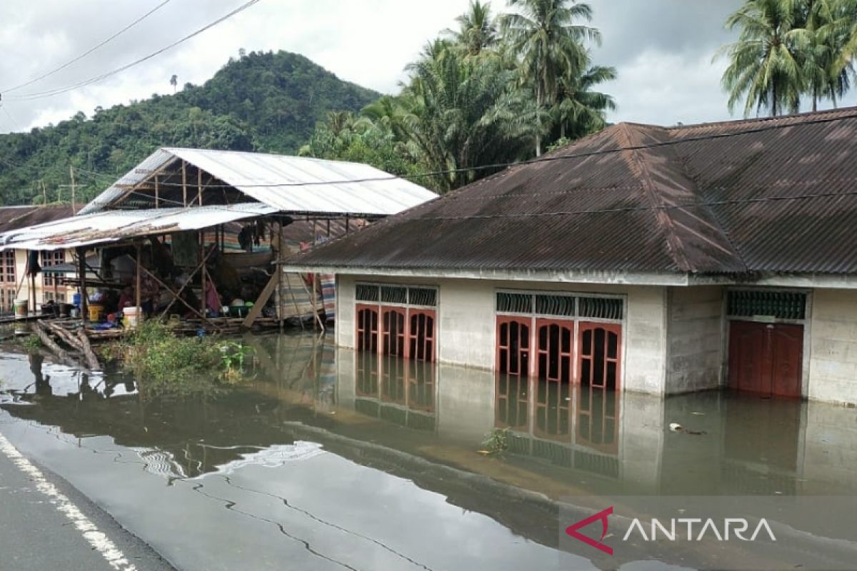 Meluas, banjir Angkola Sangkunur rendam ratusan rumah