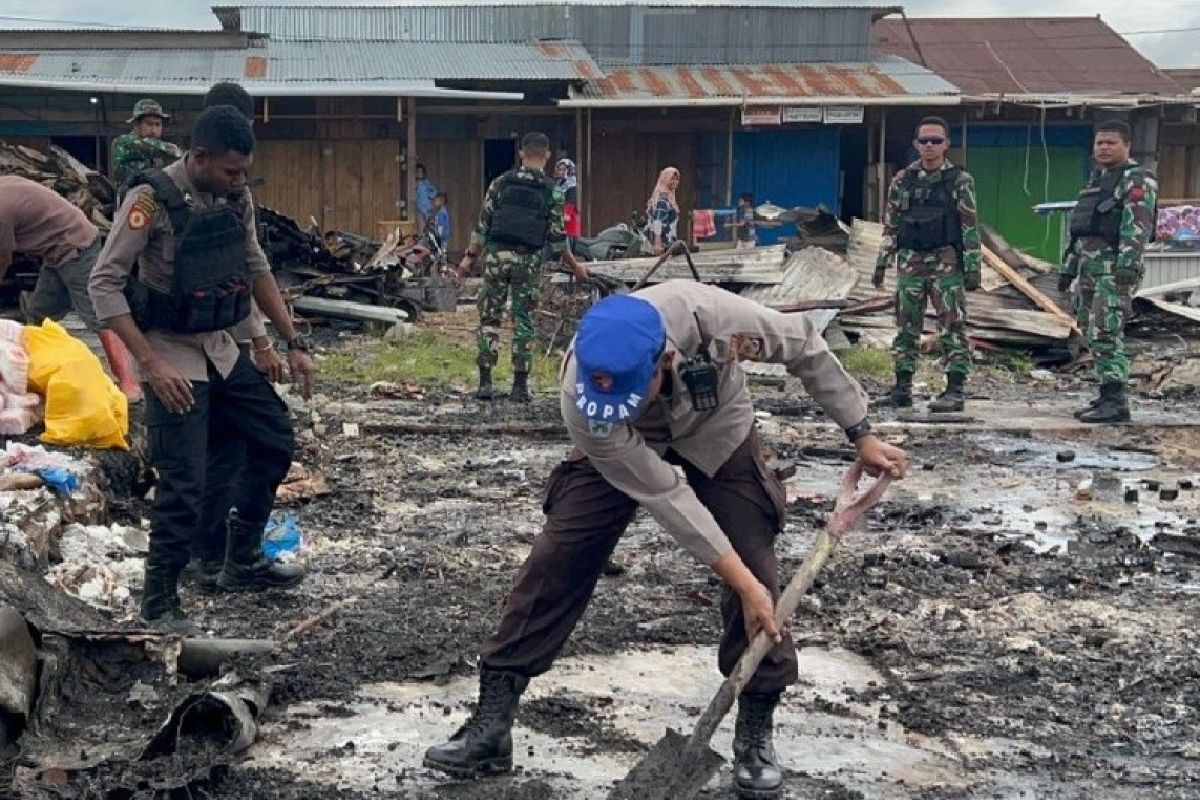 TNI/Polri bersinergi bersihkan lokasi yang dibakar massa di Dogiyai