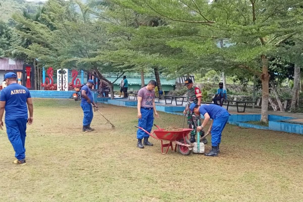 Babinsa bersama Sat Polairud Polres Supiori laksanakan bakti sosial