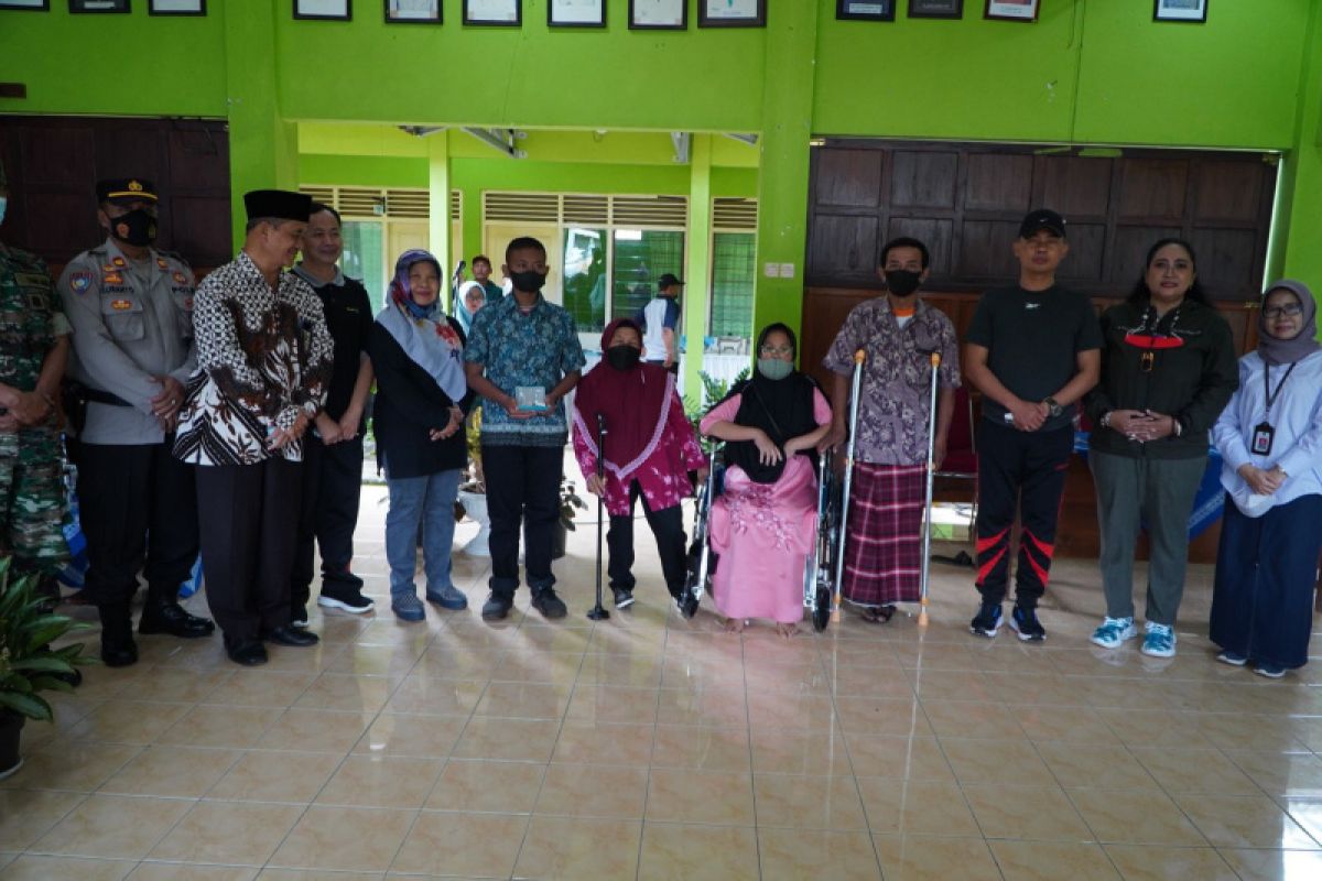 Gunungkidul bagikan kursi roda kepada disabilitas