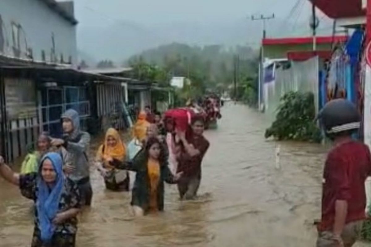 Sungai Mamunyu meluap, banjir rendam pemukiman di Mamuju