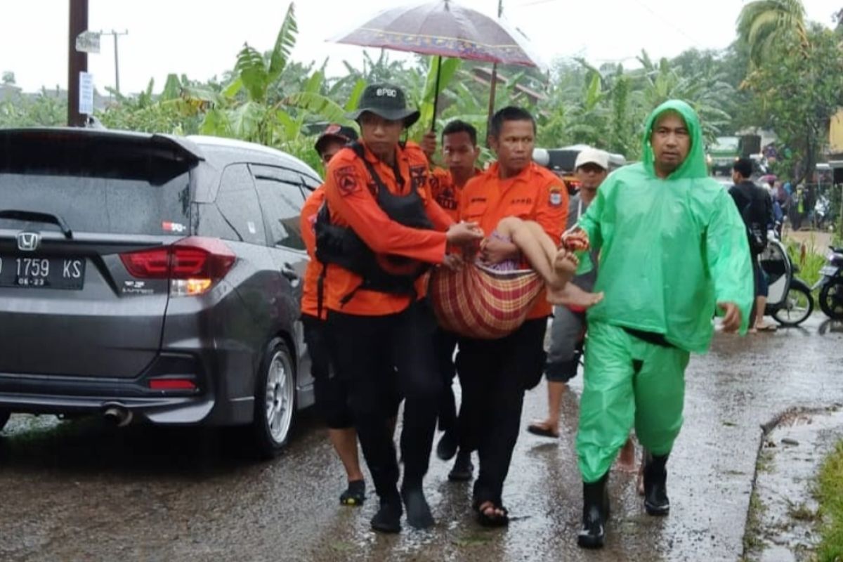 BPBD Makassar evakuasi puluhan warga terjebak banjir