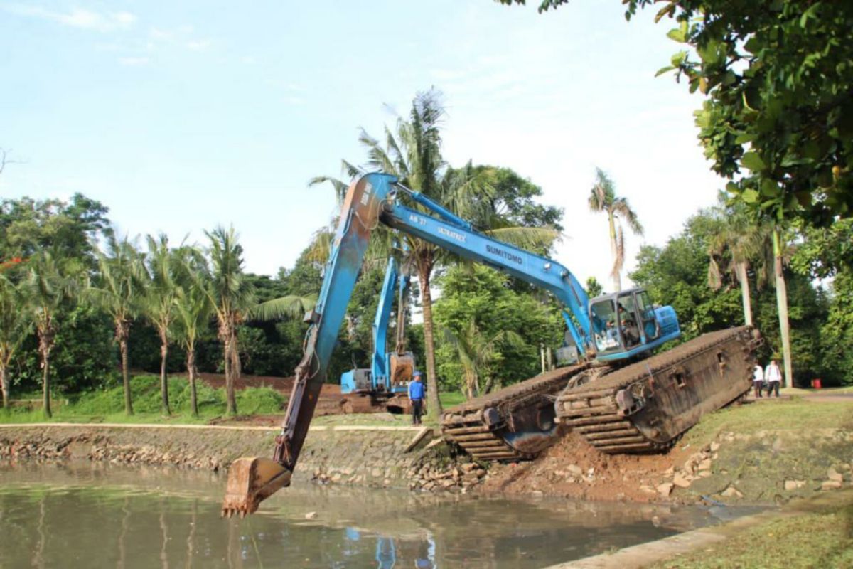 Pemkot Jaksel gerebek lumpur di lima waduk Taman Margasatwa Ragunan
