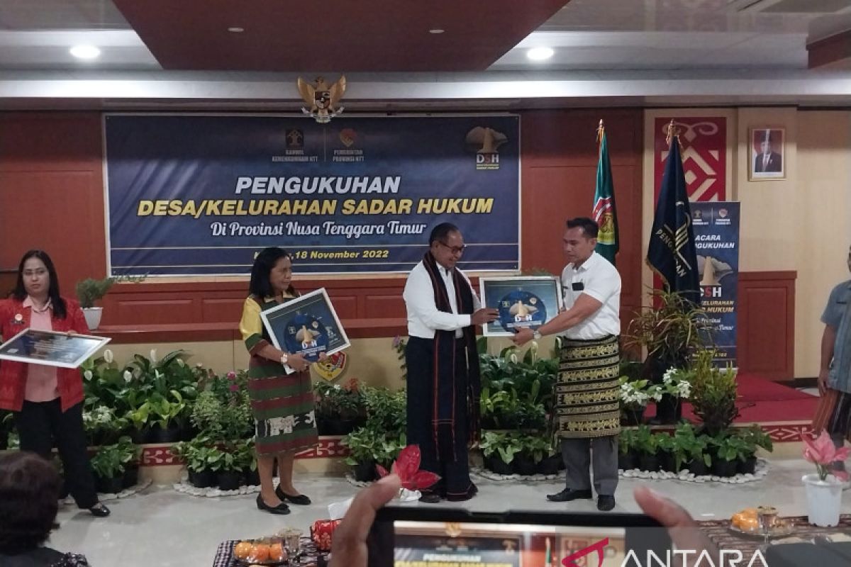 Wagub NTT Josef Nae Soi kukuhkan 56 desa dan kelurahan sadar hukum