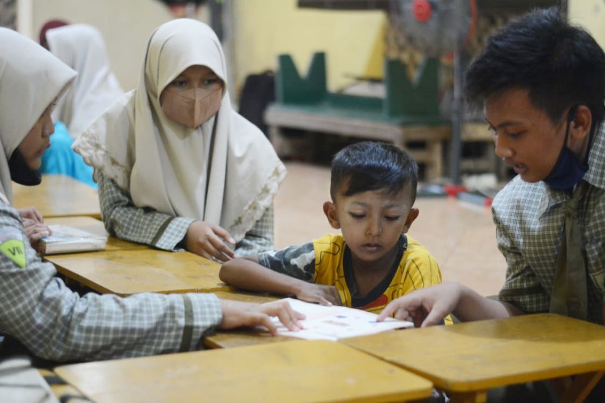 Puluhan pelajar SMP Muhammadiyah 2 Surabaya mengajar anak jalanan