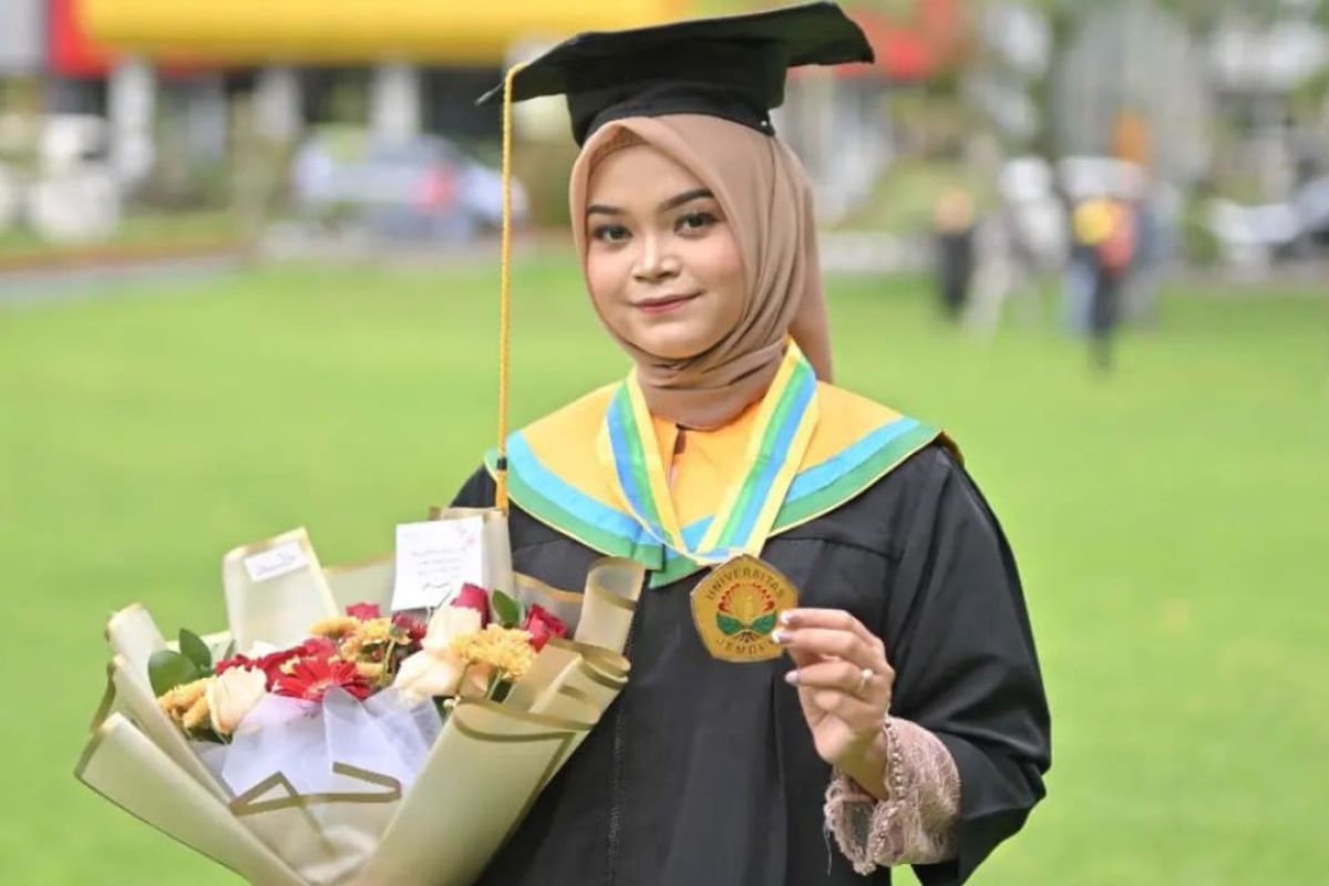 Cerita Cyndy alumnus Unej yang kuliah "tanpa bayar" hingga lulus