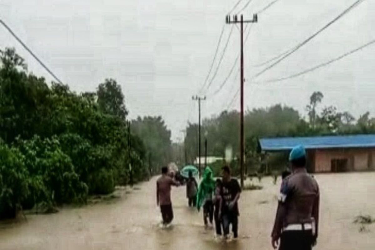 Intesitas curah huja tinggi, Jalan Lintas Tapteng terendam