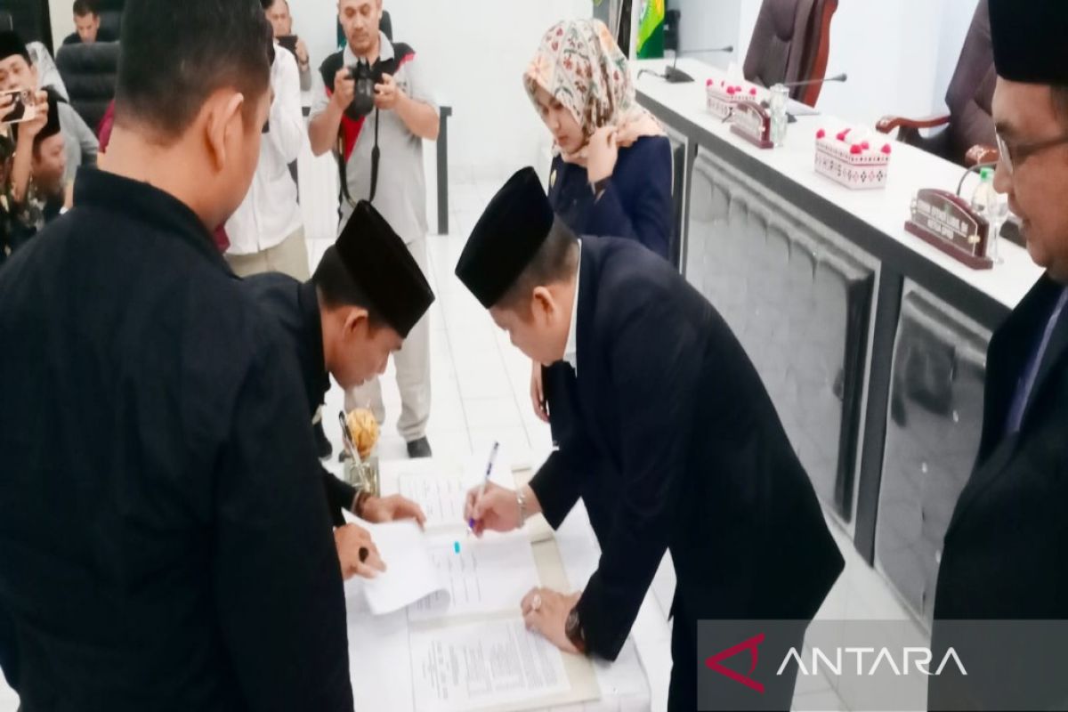 Pimpinan DPRD dan Bupati Madina teken nota kesepakatan KUA-PPAS APBD 2023