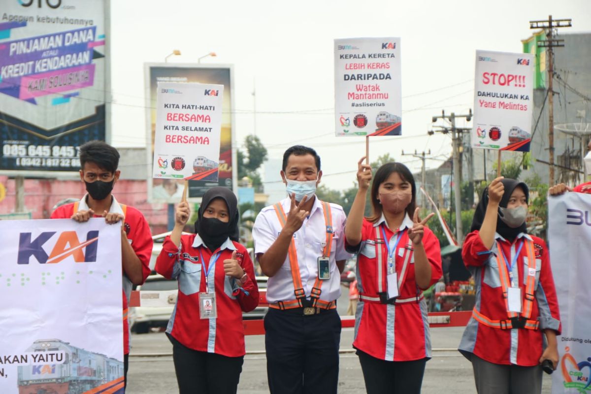 Daop 7 Madiun sosialisasi keselamatan lalu lintas di perlintasan sebidang Blitar