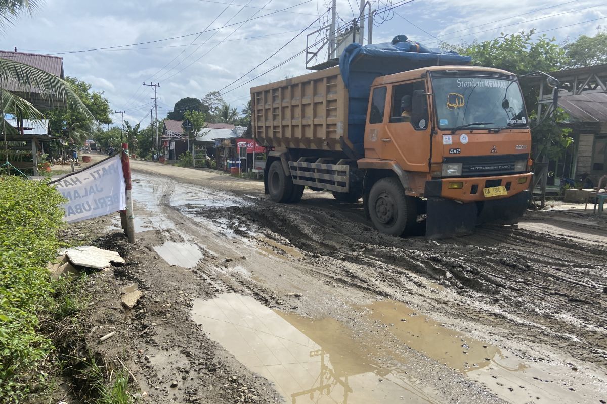 Jalan provinsi di Desa Mantimin Kabupaten Balangan semakin hancur