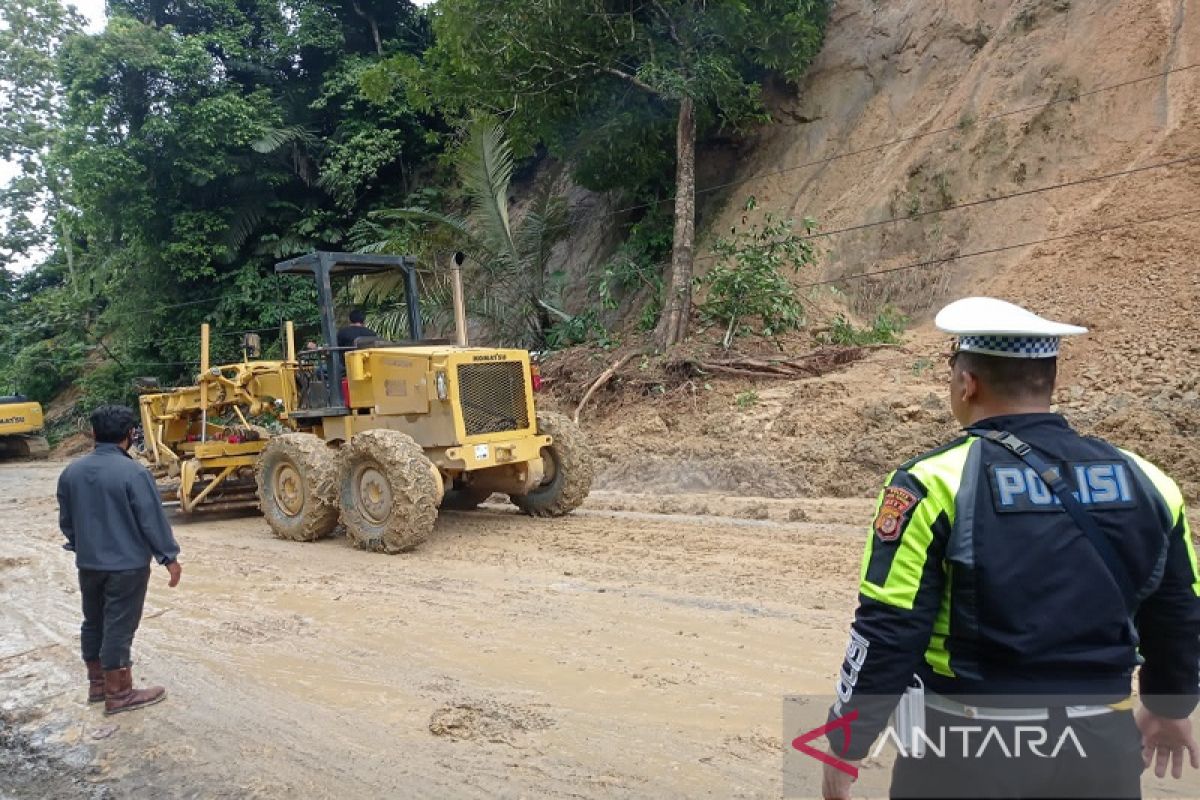 Arus kendaraan Aceh-Sumut lumpuh tunggu proses evakuasi longsor susulan