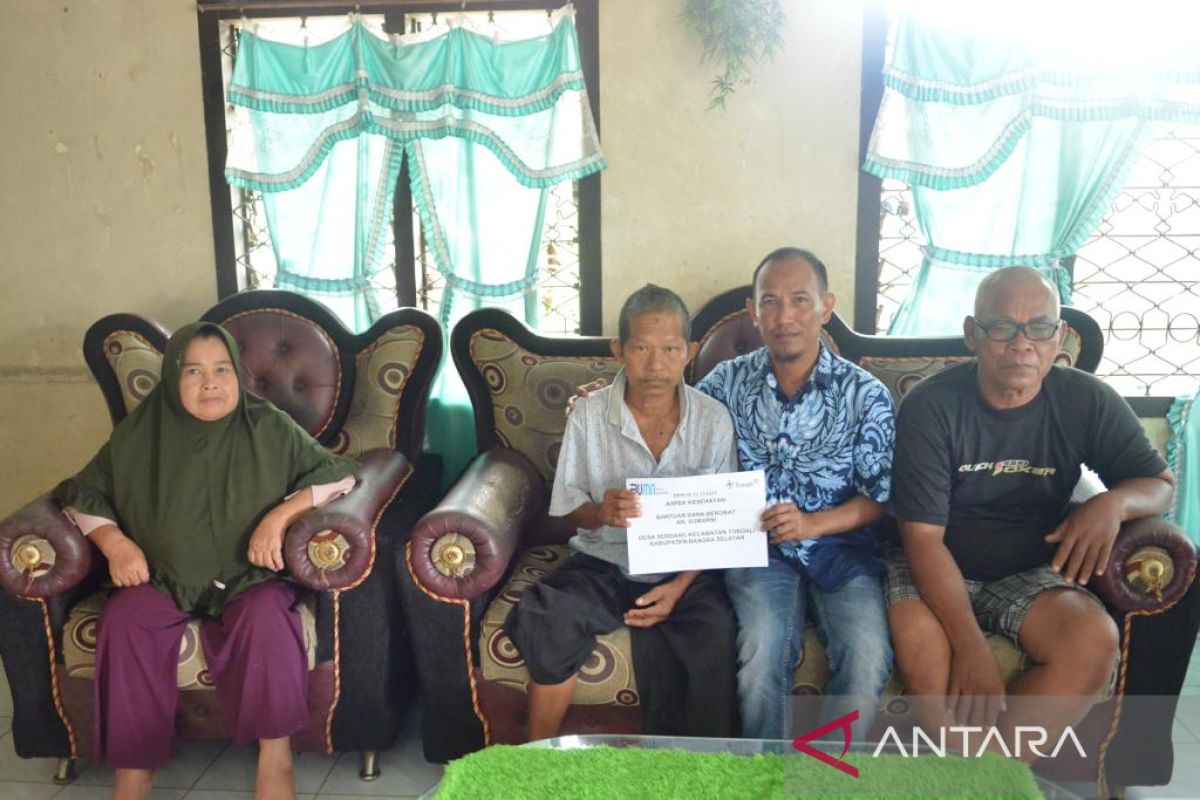 PT Timah serahkan bantuan biaya pengobatan untuk Dini warga Desa Serdang