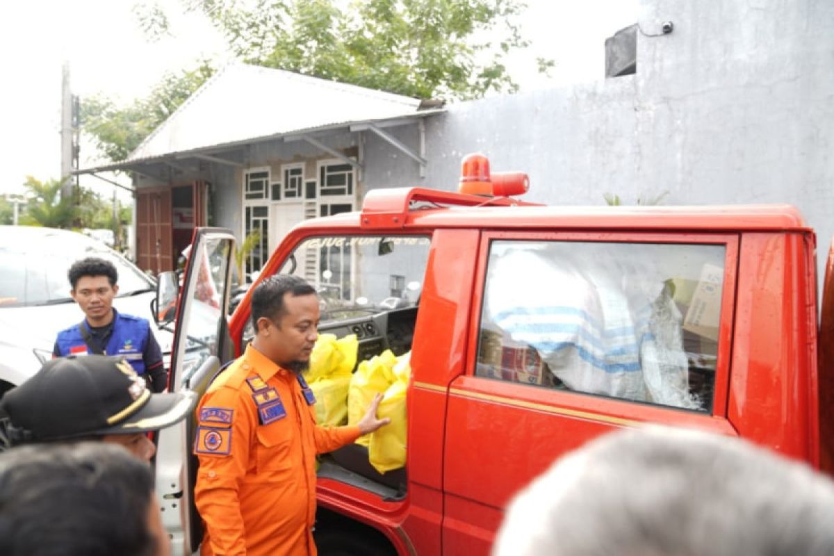 Gubernur Sulsel bawa bantuan untuk korban banjir di Biringkanaya Makassar