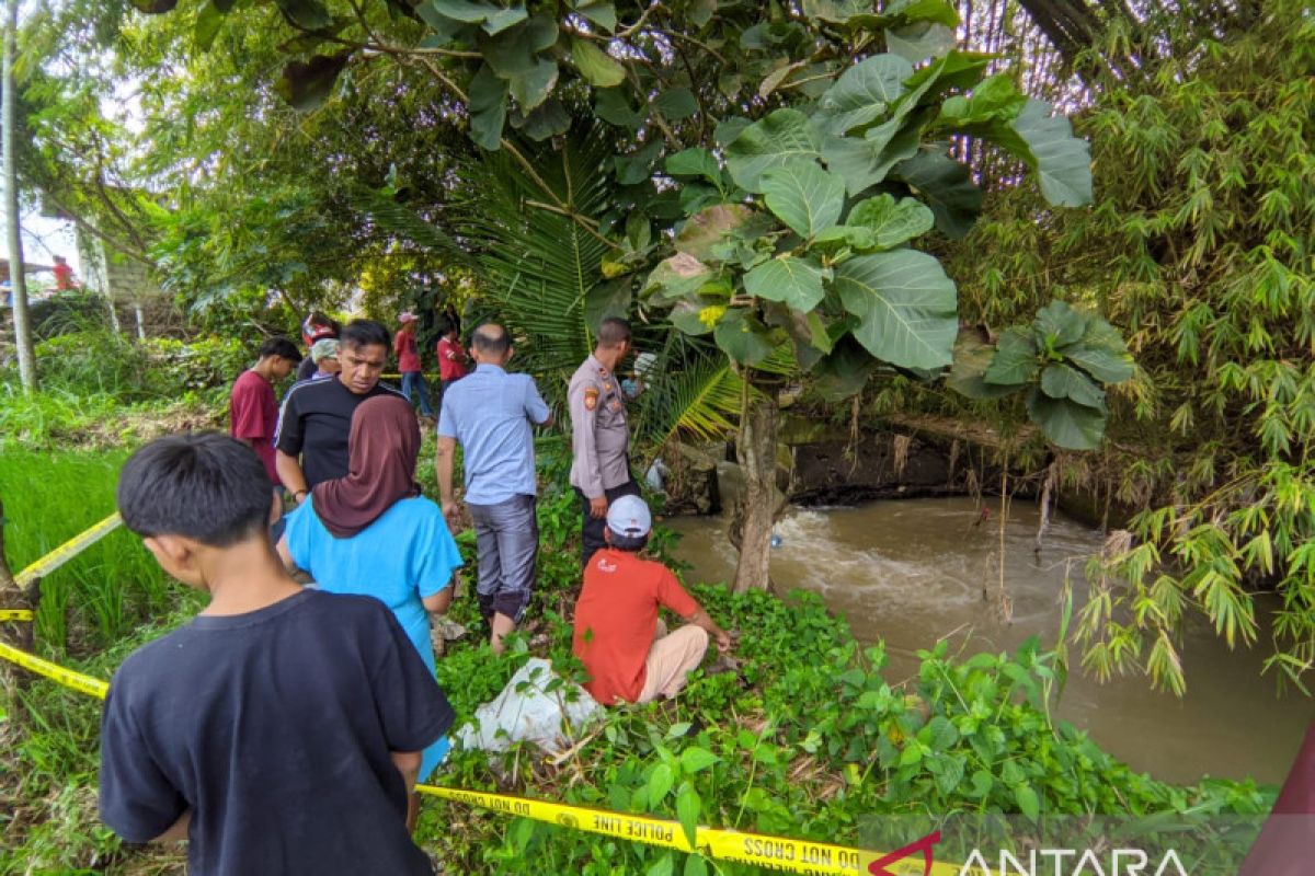 Seorang pria ditemukan tewas mengapung di sungai diduga terpeleset saat mancing