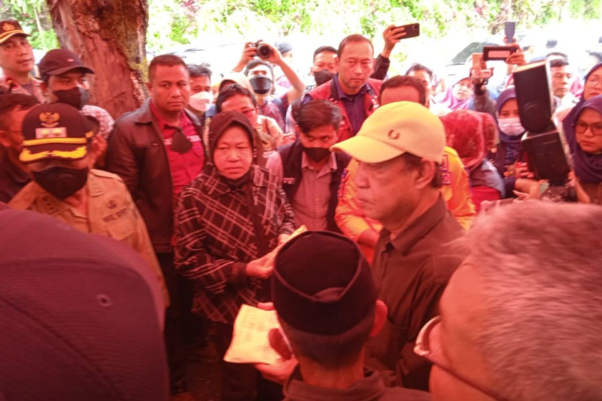 Mensos salurkan bantuan untuk korban longsor di Gowa