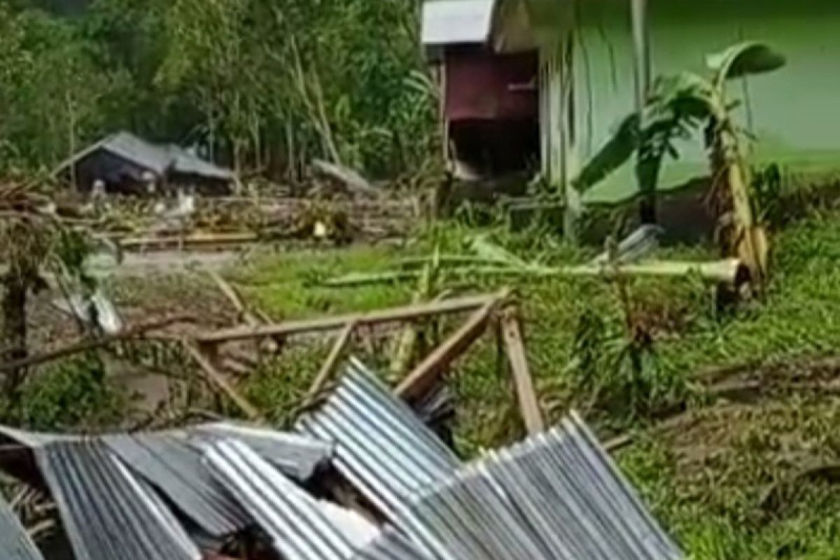 Puluhan rumah warga rusak diterjang banjir