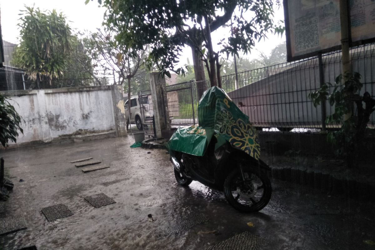 Sebagian besar kota di Indonesia akan hujan hari ini