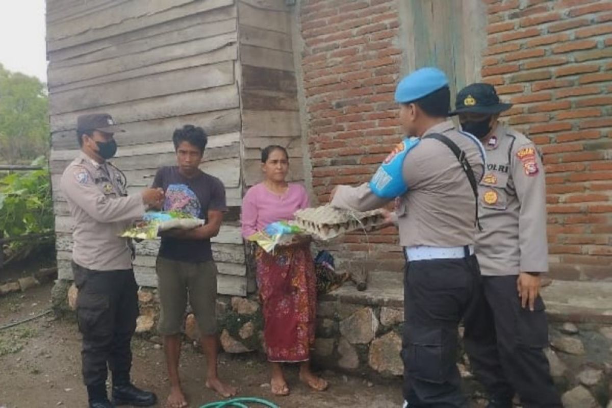 Polres Sumbawa berikan bantuan kepada korban puting beliung