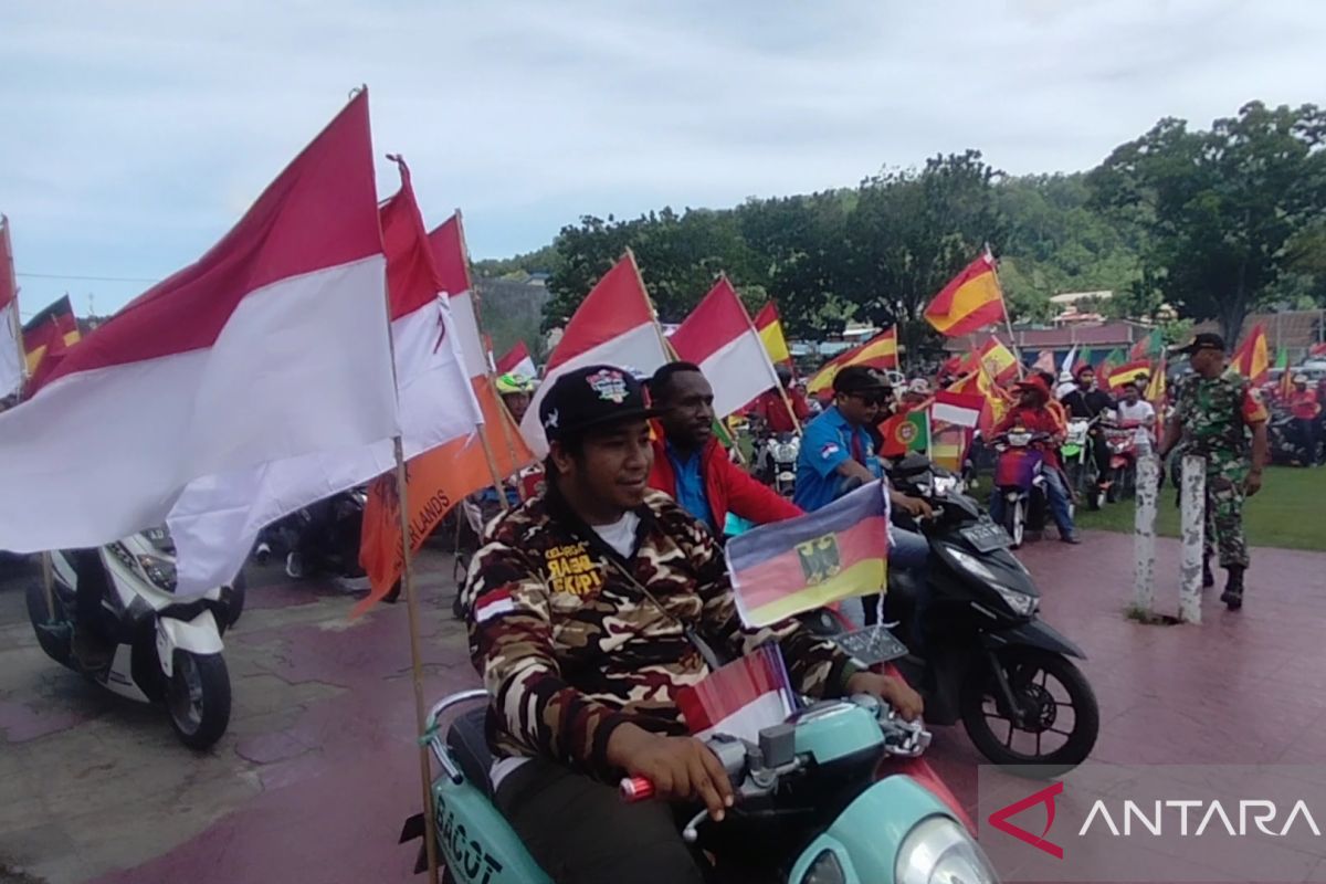 Ribuan bendera Merah Putih warnai konvoi Piala Dunia di Manokwari