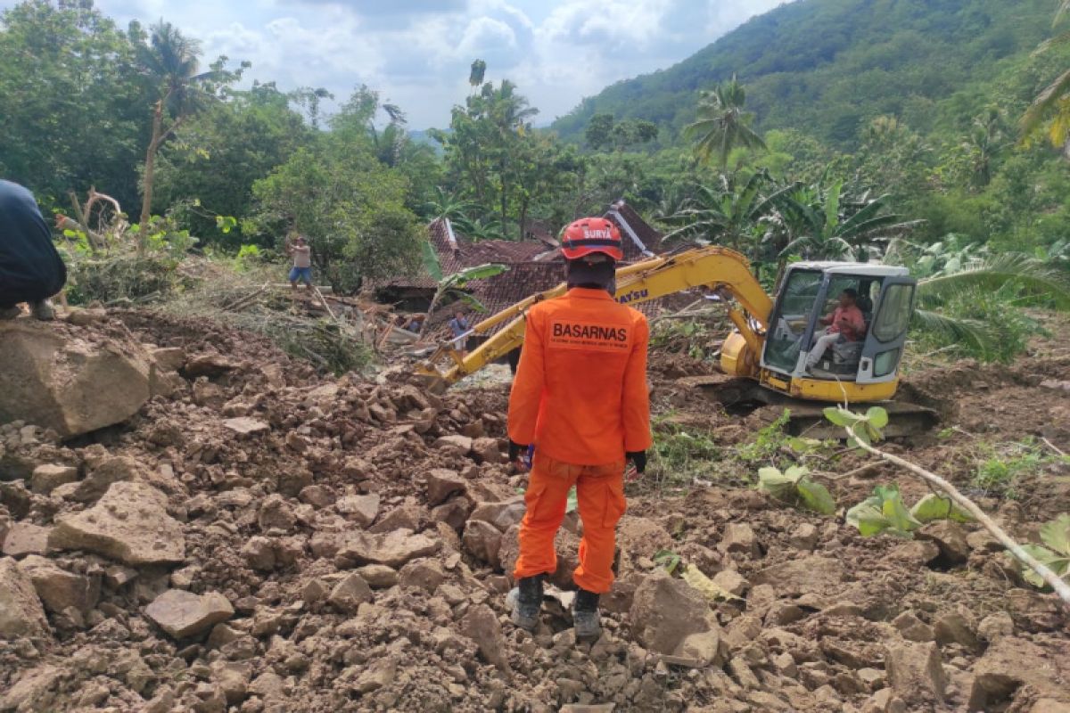 Basarnas Yogyakarta mencari korban tertimbun longsor di Gunungkidul