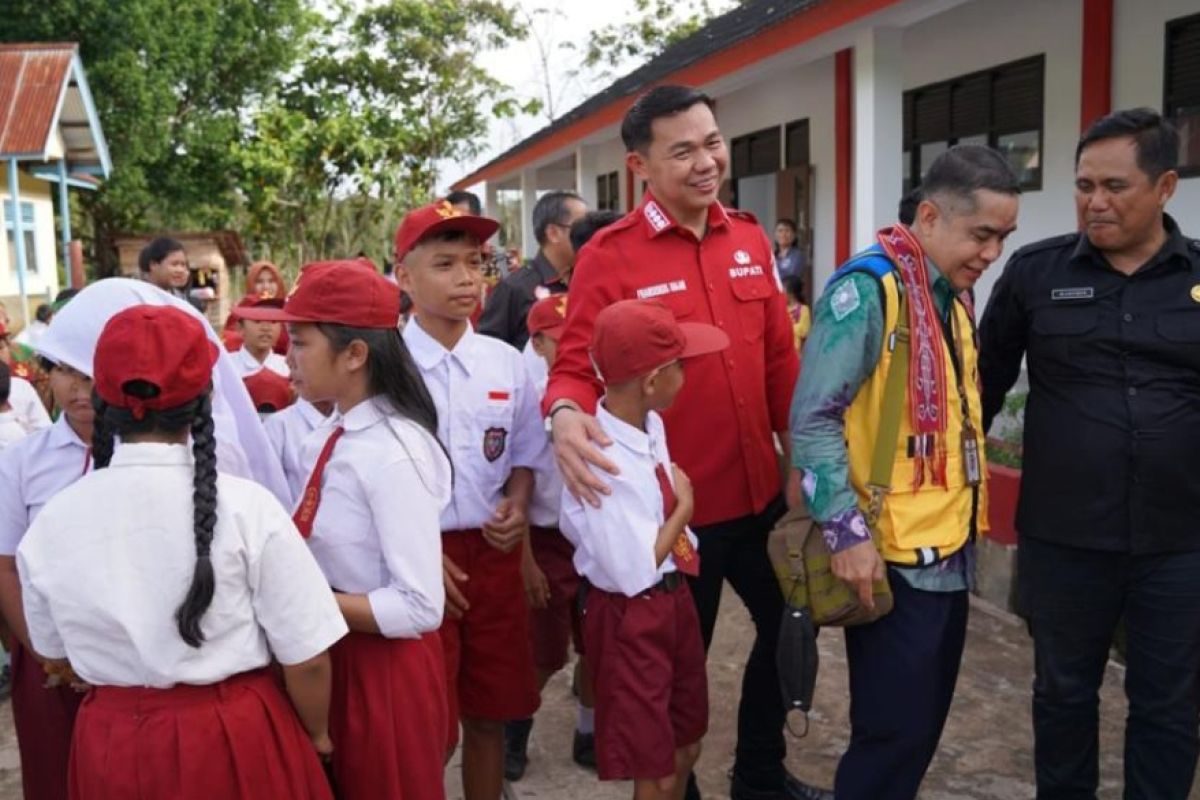 Bupati Kapuas Hulu resmikan gedung SD Merah Putih program Kementerian PUPR