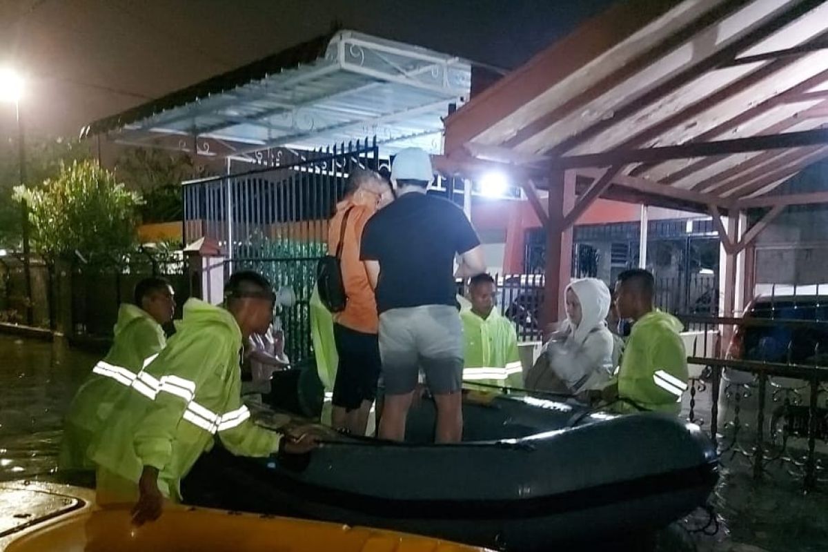 Tim  SAR Polda Sumut evakuasi warga Medan yang terdampak banjir