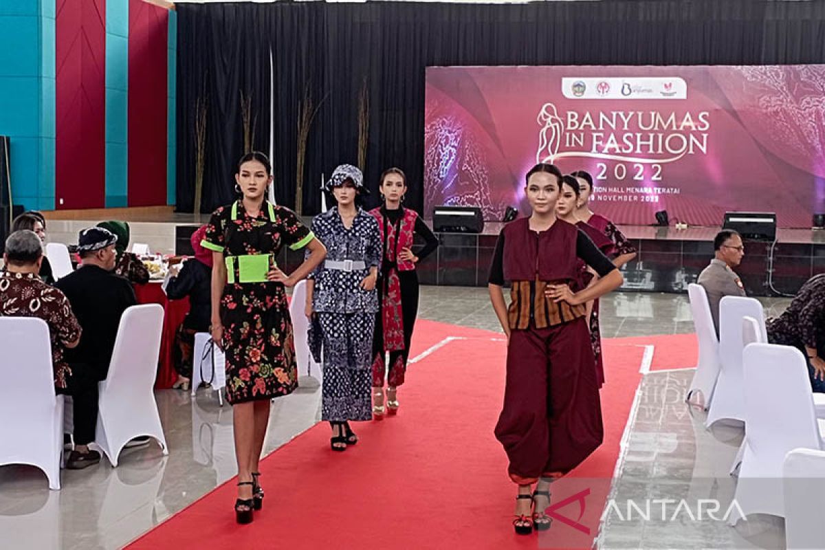 Dekranasda  Banyumas promosikan batik-lurik melalui lomba fesyen