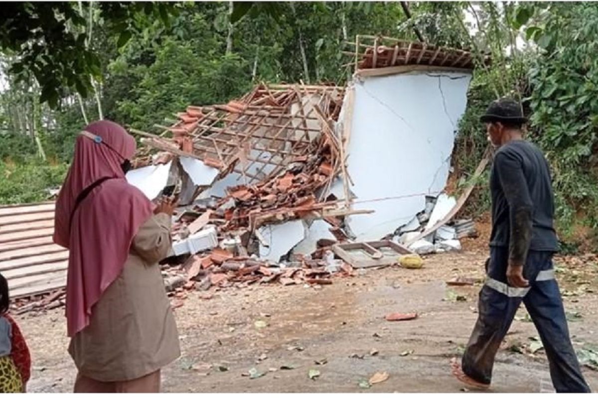 BPBD Kabupaten Blitar tangani bangunan ambruk akibat tanah gerak