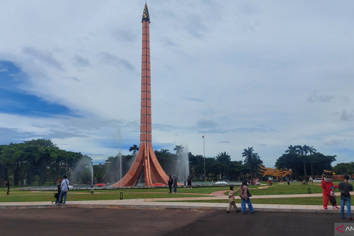 Pengunjung mulai datangi TMII pada hari pertama pembukaan