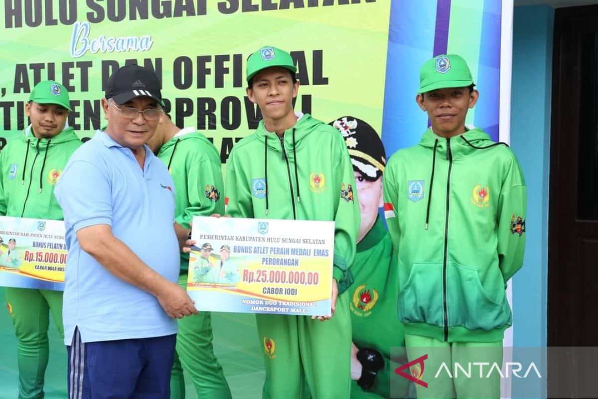 Atlet dan pelatih berprestasi HSS terima bonus Porprov XI