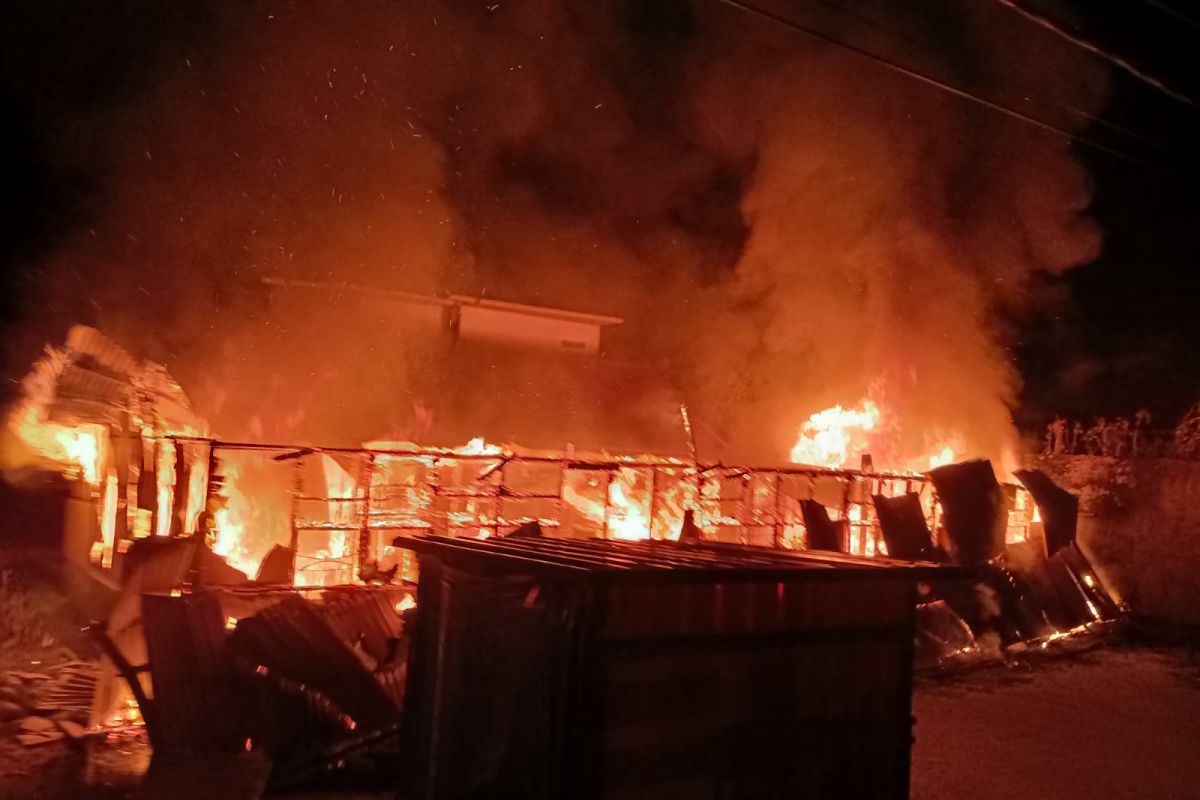 Lima petak rumah di Tabing habis terbakar pada minggu dinihari