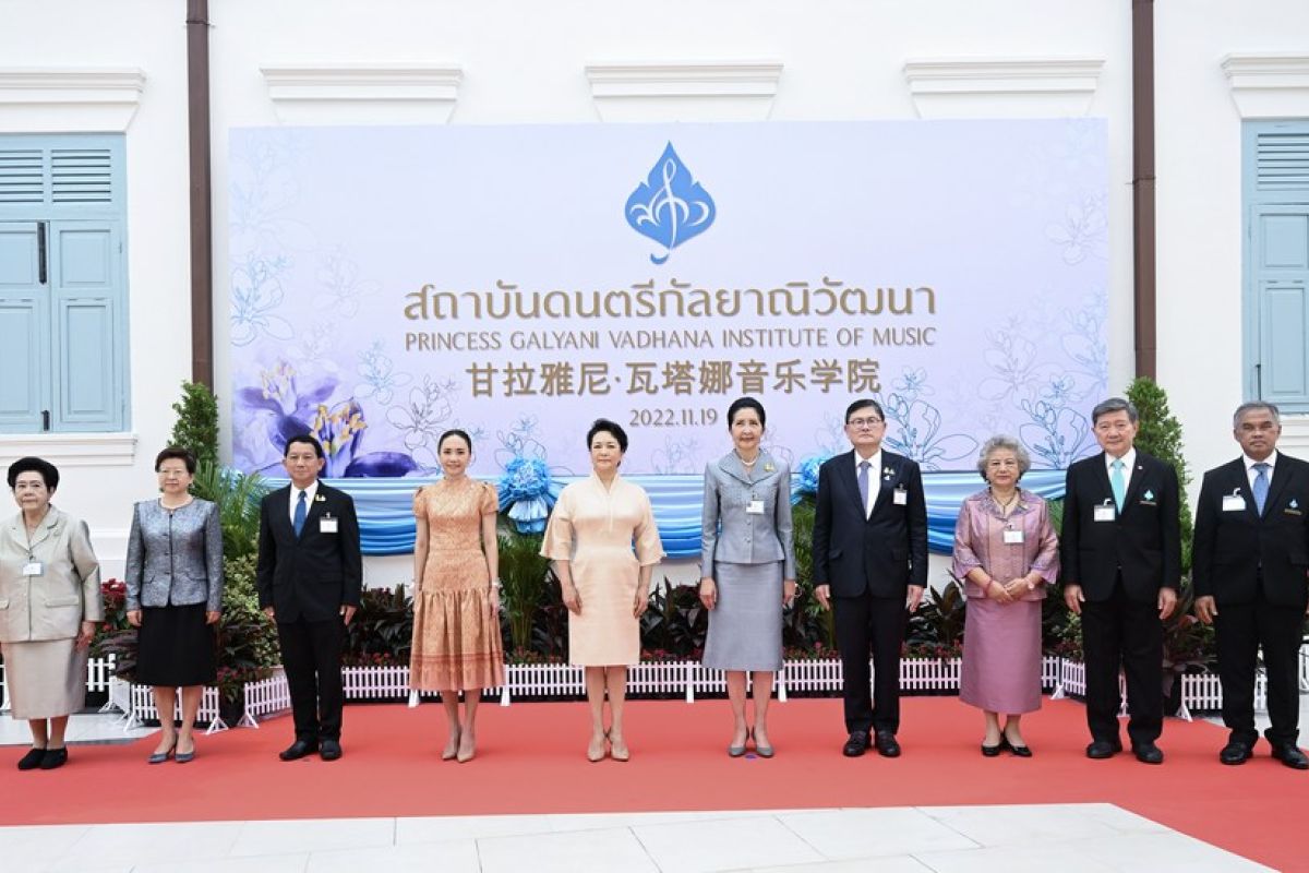 Ibu Negara China kunjungi Institut Musik Putri Galyani di Thailand