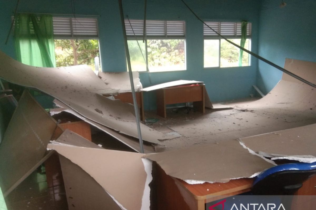 Angin kencang menyapu satu sekolah dan lima rumah di Bintan