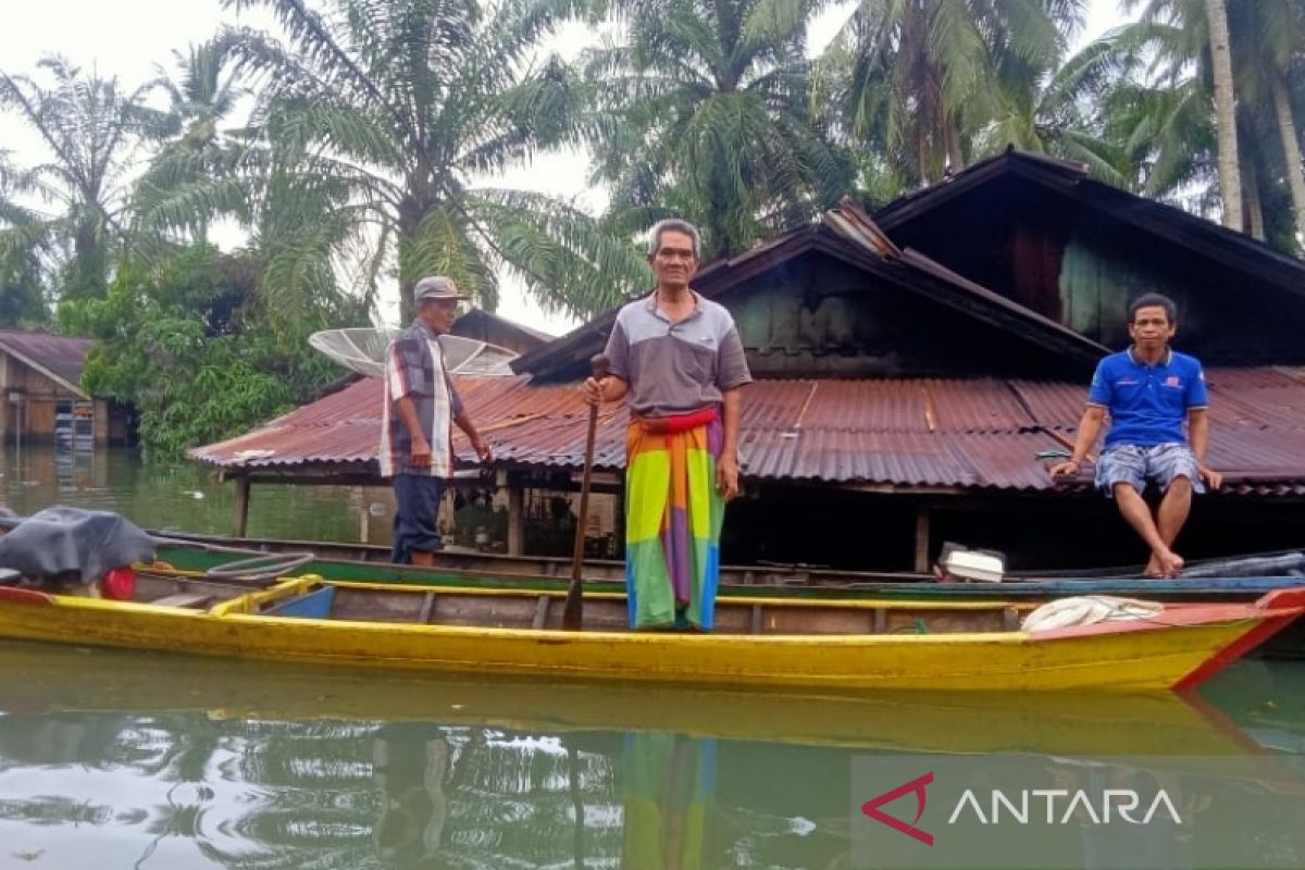 Banjir Tapsel yang merendam ratusan rumah masih bertahan