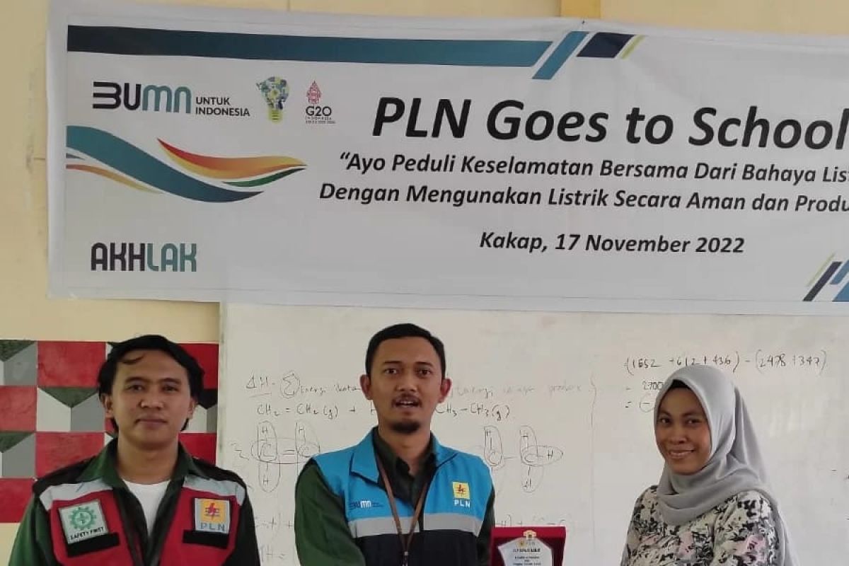 PLN UP3 Pontianak gelar program PLN go to school