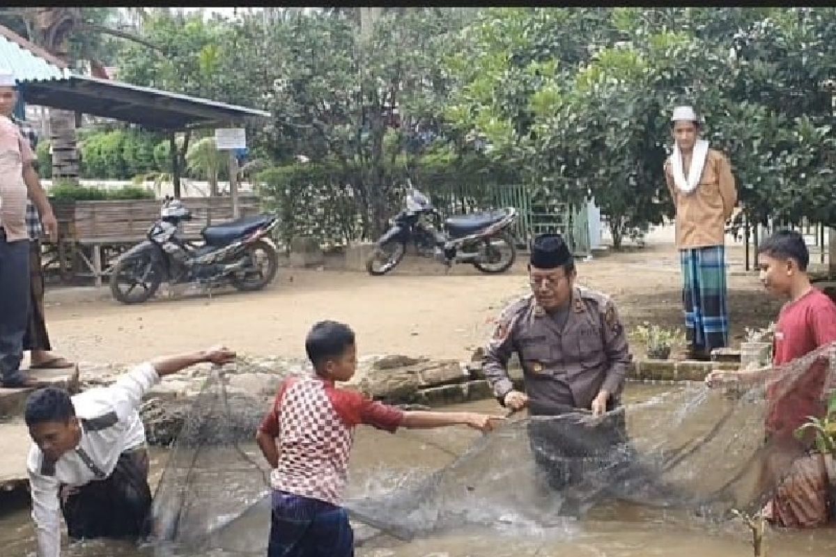 Keseruan Kapolsek Barumun nangkap ikan bersama santri Ponpes Darul Ma'arif